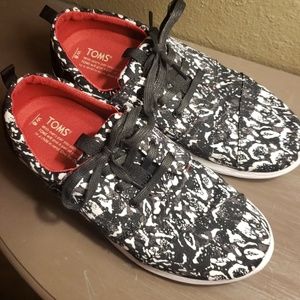 TOMS TENNIS SHOES